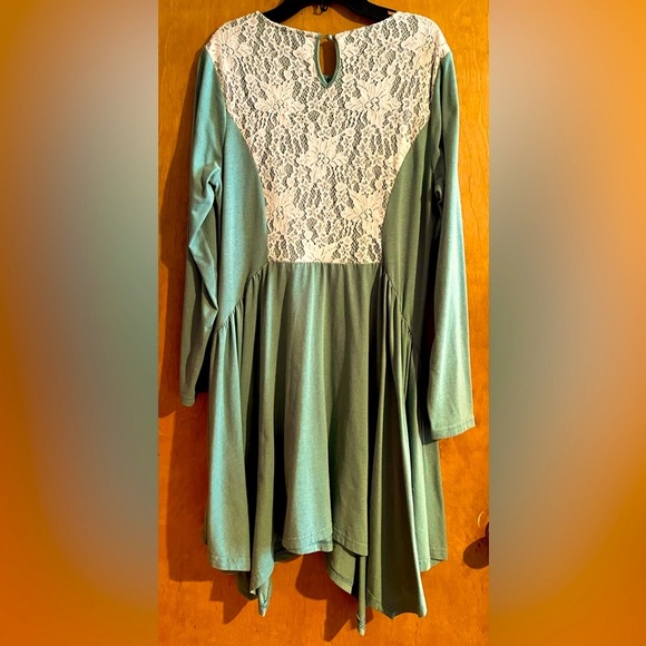 ❤️Asymmetrical Dress❤️Stunningly Beautiful❤️Women’s size Large❤️Lace & Pleats - Picture 3 of 4
